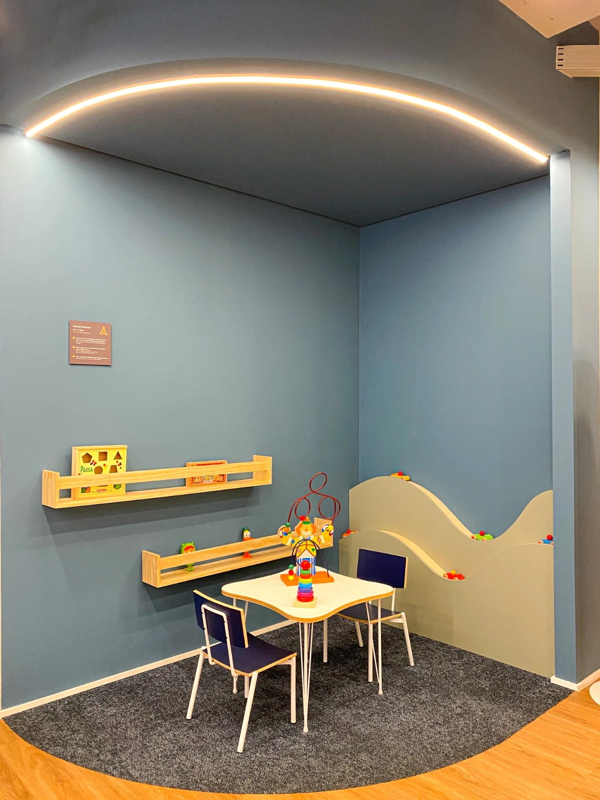 Sala de espera com espaço kids do consultório de acupunturista na Bela Vista
