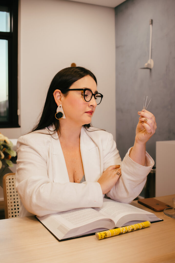 Dra Mayara Altomari médica acupunturista especialista em fibromialgia e dor crônica em São Paulo