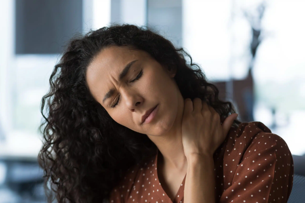 mulher com fibromialgia e com dor no pescoço