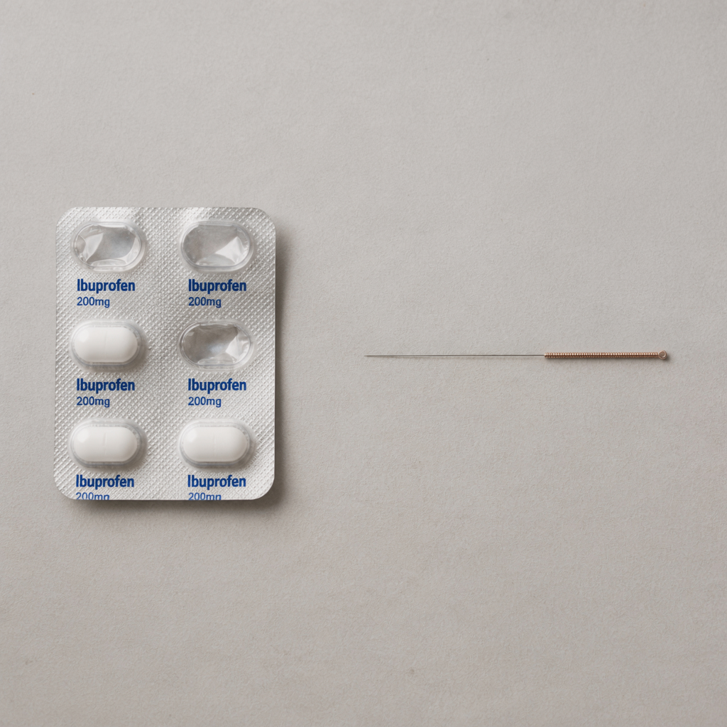 cartela de ibuprofeno ao lado de agulha de acupuntura comparação ao tratamento cólica